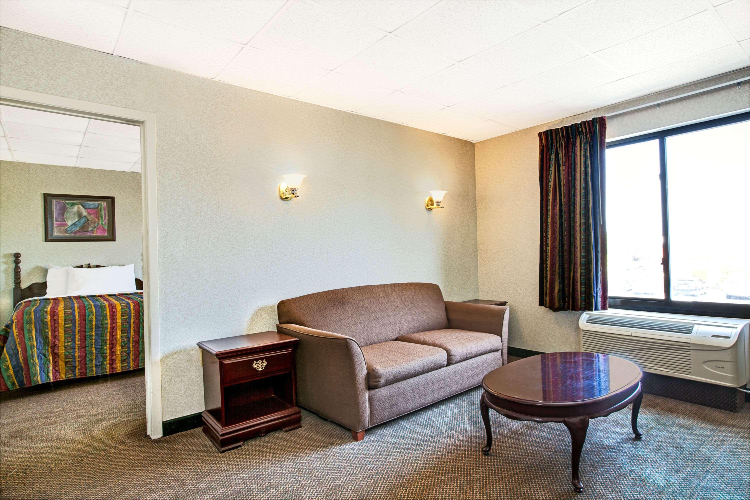 Days Inn By Wyndham Parsippany Εξωτερικό φωτογραφία