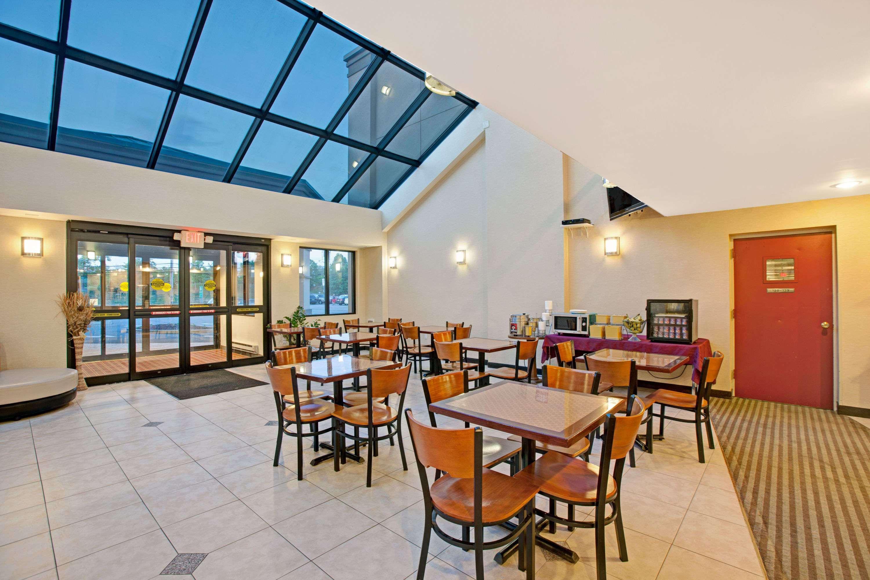 Days Inn By Wyndham Parsippany Εξωτερικό φωτογραφία
