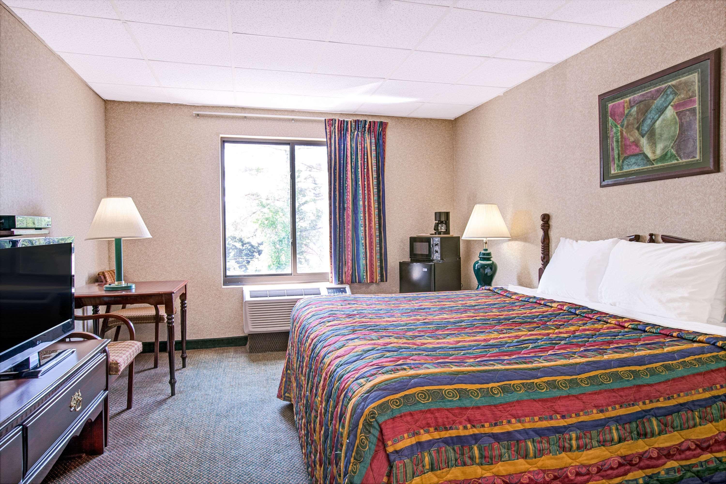 Days Inn By Wyndham Parsippany Εξωτερικό φωτογραφία