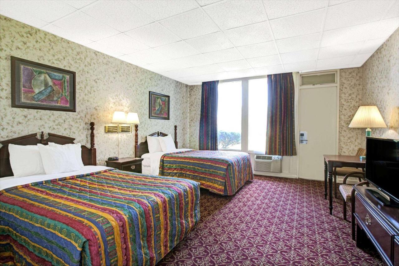 Days Inn By Wyndham Parsippany Εξωτερικό φωτογραφία